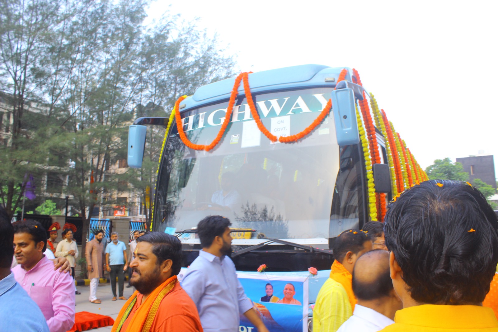 यात्रियों की ले जाने वाली बस यात्रियों की ले जाने वाली बस