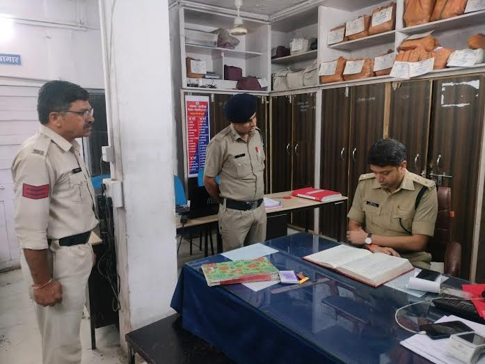 एसपी और अन्य अधिकारियों ने आधी रात में किया थानों का औचक निरीक्षण एसपी और अन्य अधिकारियों ने आधी रात में किया थानों का औचक निरीक्षण