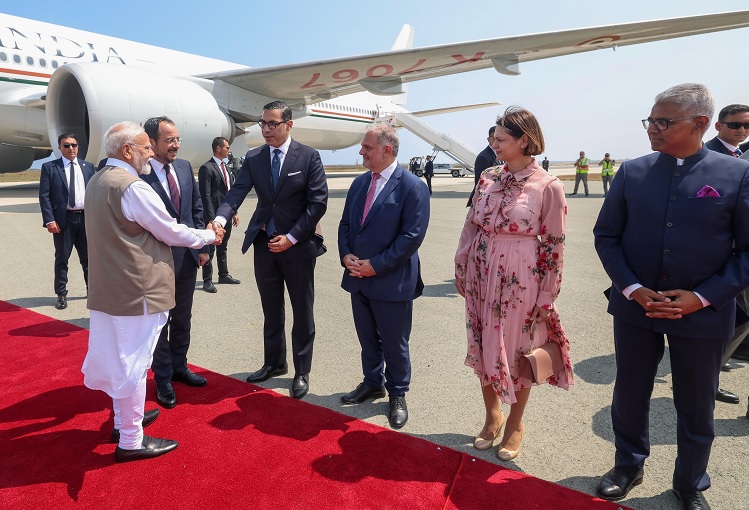 पीएम मोदी तीन देशों की यात्रा के पहले चरण में रविवार को साइप्रस पहुंचे। राष्ट्रपति निकोस ने किया भव्य स्वागत पीएम मोदी तीन देशों की यात्रा के पहले चरण में रविवार को साइप्रस पहुंचे। राष्ट्रपति निकोस ने किया भव्य स्वागत