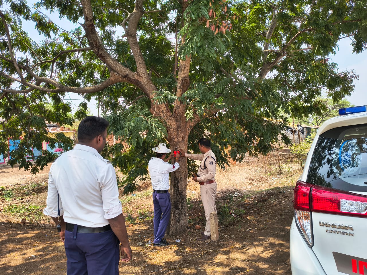 जांजगीर-चांपा : यातायात जांजगीर पुलिस की सराहनीय पहल, वाहन दुर्घटनाओं को दृष्टिगत रखते हुए, रोड किनारे लगे पेड़ो में लगाए जा रहे रेडियम के रिफ्लेक्टर जांजगीर-चांपा : यातायात जांजगीर पुलिस की सराहनीय पहल, वाहन दुर्घटनाओं को दृष्टिगत रखते हुए, रोड किनारे लगे पेड़ो में लगाए जा रहे रेडियम के रिफ्लेक्टर