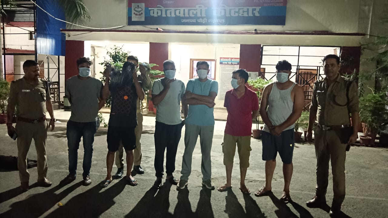 हुड़दंग करने पर युवाओं को पुलिस ने किया गिरफ्तार हुड़दंग करने पर युवाओं को पुलिस ने किया गिरफ्तार