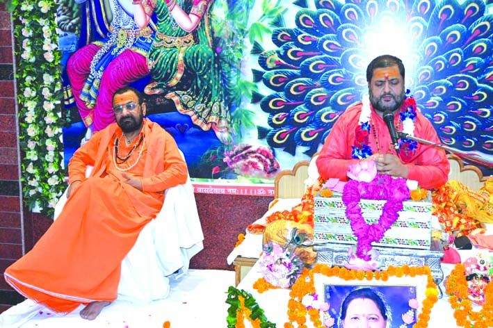 भागवत कथा का रसपान कराते हुए भागवत कथा का रसपान कराते हुए