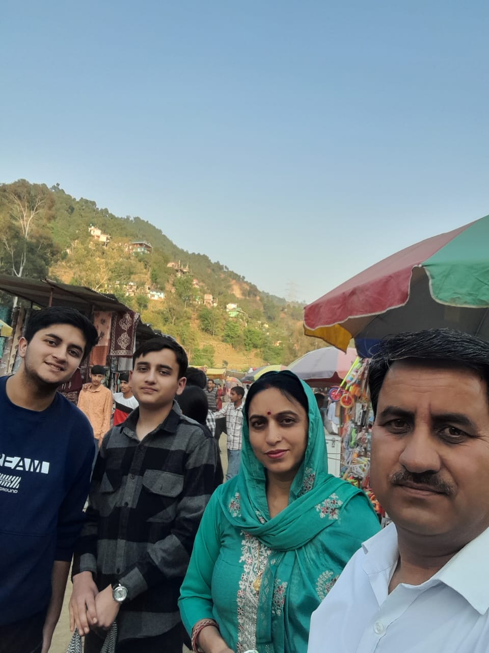 अपने माता-पिता और भाई के साथ शुभम। अपने माता-पिता और भाई के साथ शुभम।