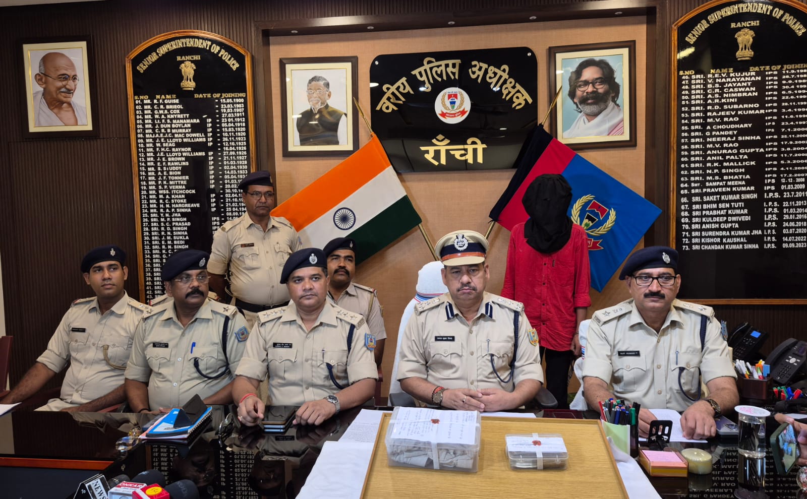 डीआईजी सह एसएसपी प्रेस कॉन्फ्रेंस करते डीआईजी सह एसएसपी प्रेस कॉन्फ्रेंस करते