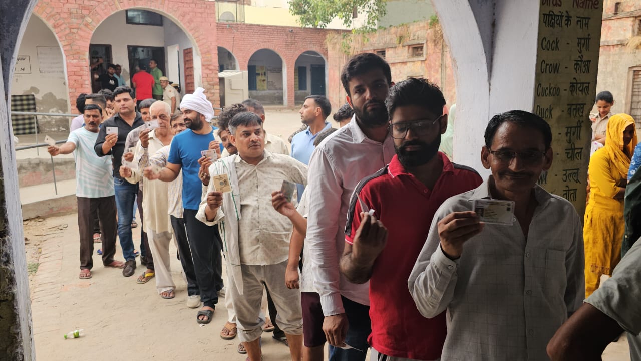 ग्राम पंचायत बादली के चुनाव के लिए लाइन में लगे मतदाता ग्राम पंचायत बादली के चुनाव के लिए लाइन में लगे मतदाता