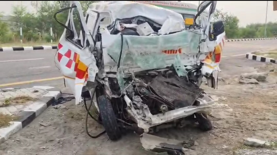 दुर्घटनाग्रस्त प्राइवेट एंबुलेंस की फोटो दुर्घटनाग्रस्त प्राइवेट एंबुलेंस की फोटो