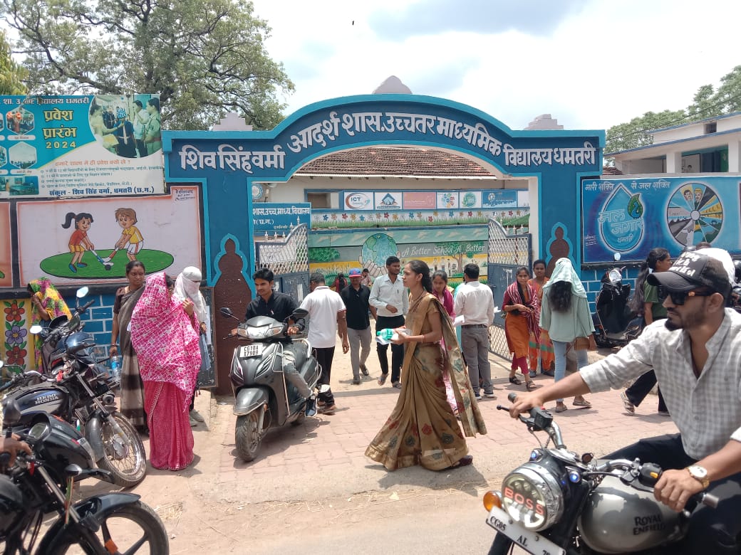 शिवसिंह वर्मा शासकीय उमावि से बाहर निकलते हुए परीक्षार्थी। शिवसिंह वर्मा शासकीय उमावि से बाहर निकलते हुए परीक्षार्थी।