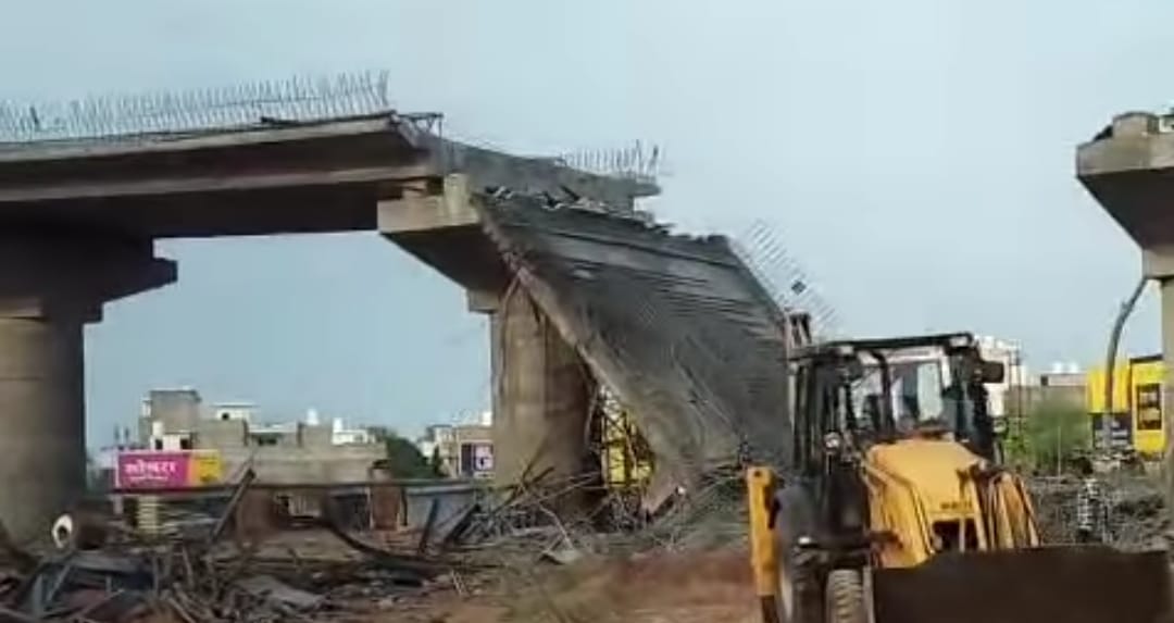 रात को गिर गया पुल और अब सुबह दे रहे हैं पीडब्ल्यूडी सेतु निर्माण के अधिकारी सफाई