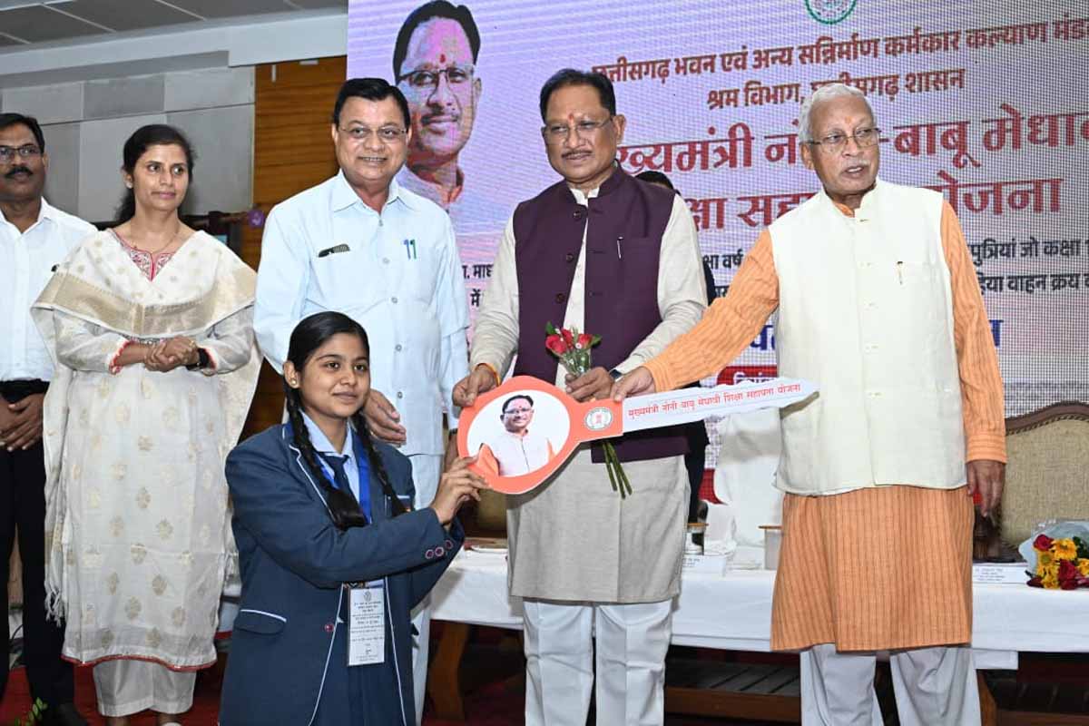 मुख्यमंत्री साय मेधावी श्रमिक बच्चों को प्रोत्साहन राशि वितरित करते मुख्यमंत्री साय मेधावी श्रमिक बच्चों को प्रोत्साहन राशि वितरित करते