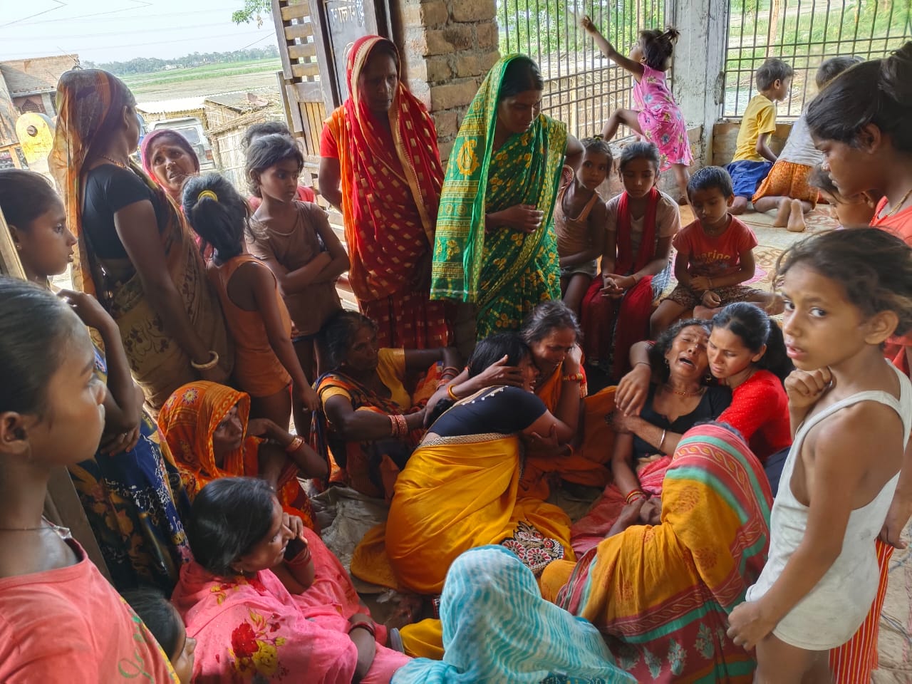 घटना के बाद रोते बिलखते परिजन घटना के बाद रोते बिलखते परिजन