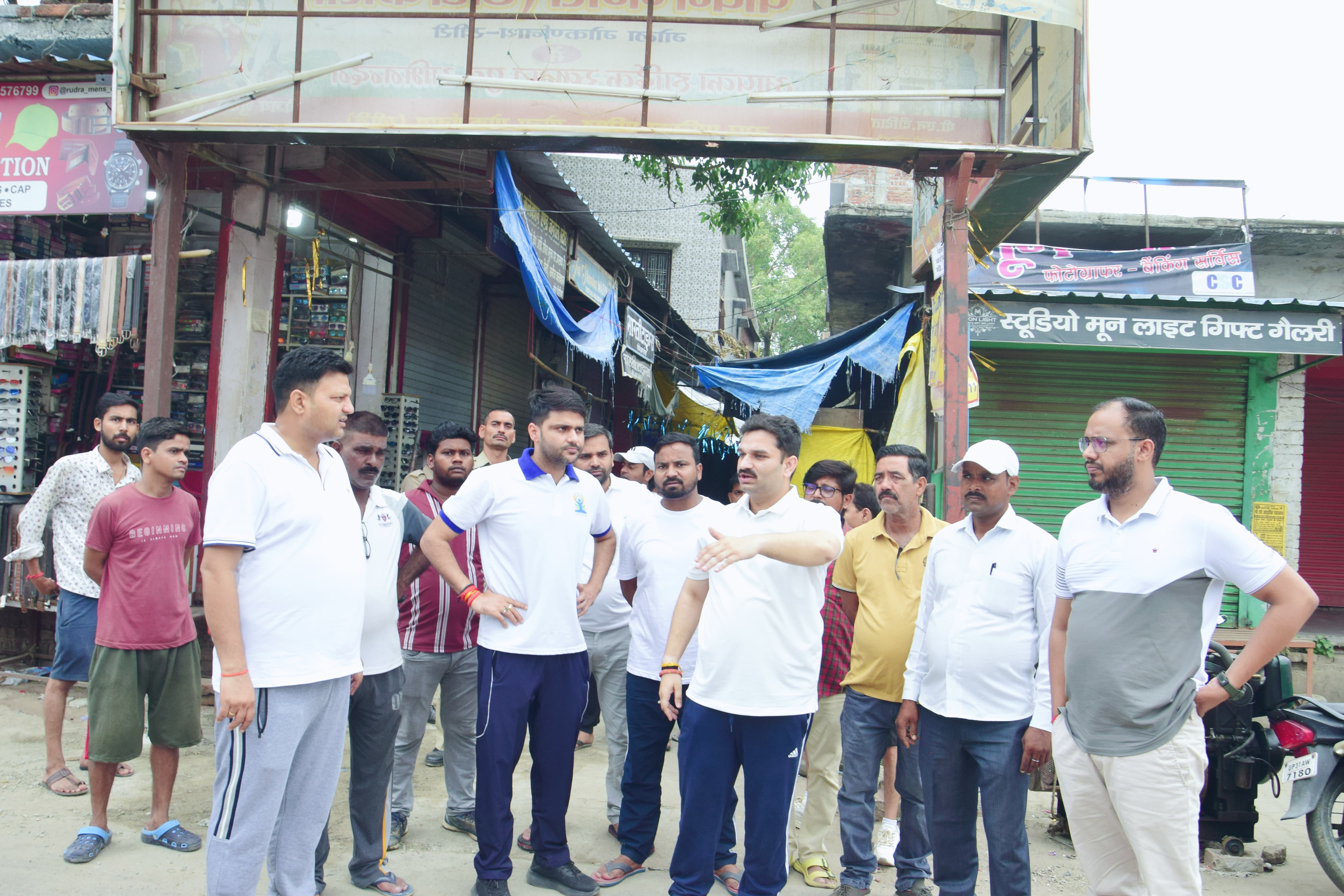 निरीक्षण करते विधायक अमन गिरी व सीडीओ अभिषेक कुमार निरीक्षण करते विधायक अमन गिरी व सीडीओ अभिषेक कुमार