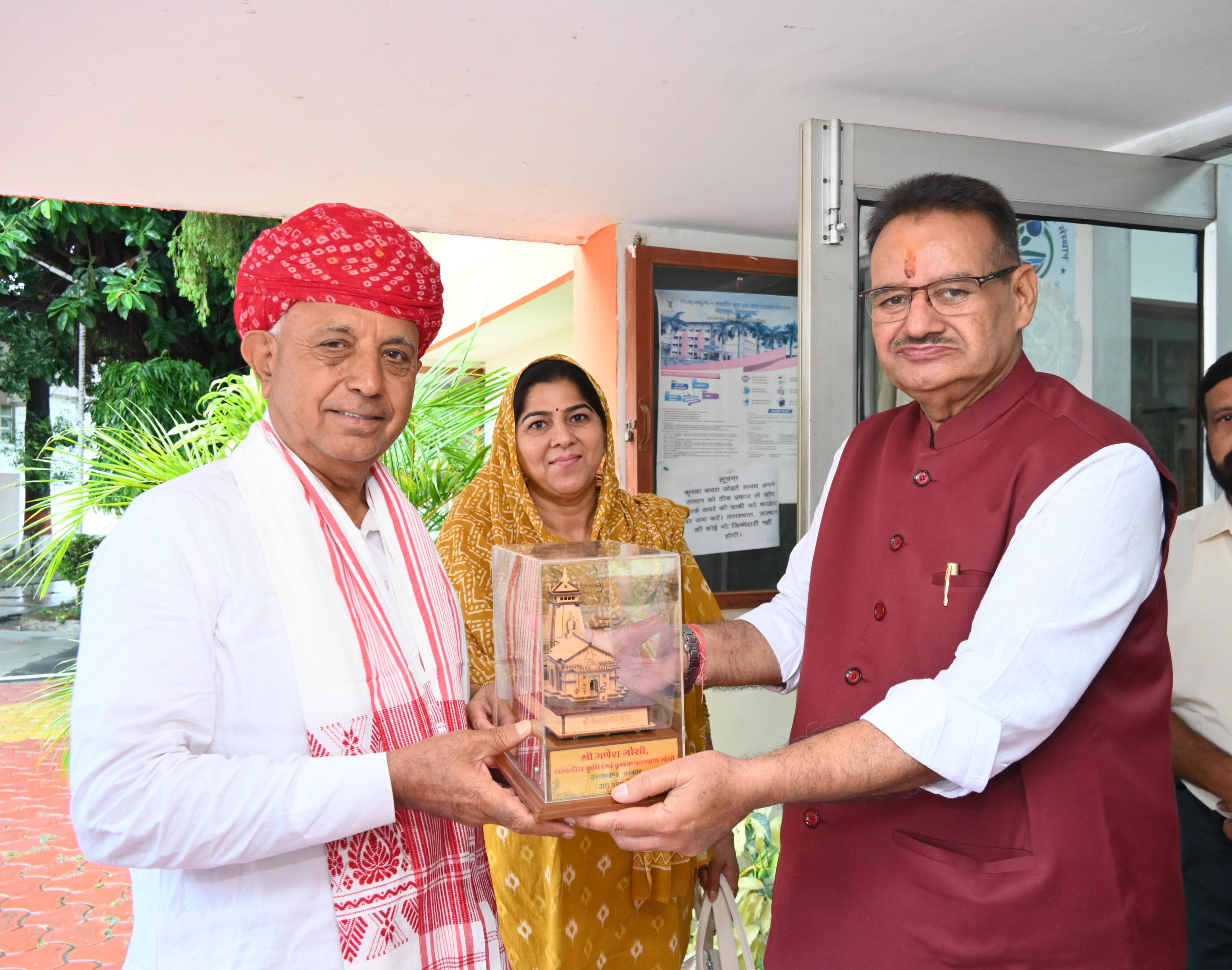 केंद्रीय कृषि एवं किसान कल्याण राज्य मंत्री का स्वागत करते जोशी। केंद्रीय कृषि एवं किसान कल्याण राज्य मंत्री का स्वागत करते जोशी।