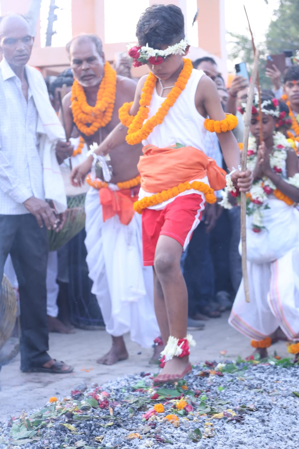 अंगारों पर चले बच्चे अंगारों पर चले बच्चे