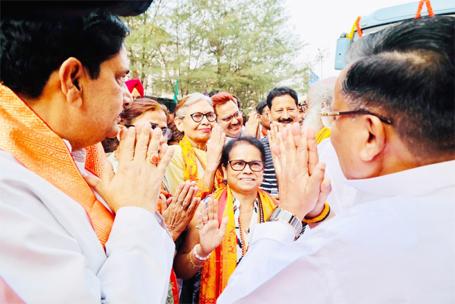 मानसरोवर यात्रा पर जाने वाली श्रद्धालुओं को शुभकामनाएं देते मंत्री जयवीर सिंह और अन्य। मानसरोवर यात्रा पर जाने वाली श्रद्धालुओं को शुभकामनाएं देते मंत्री जयवीर सिंह और अन्य।