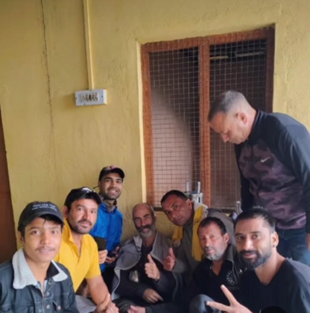 रेस्क्यू टीम के साथ इजरायली पर्यटक।