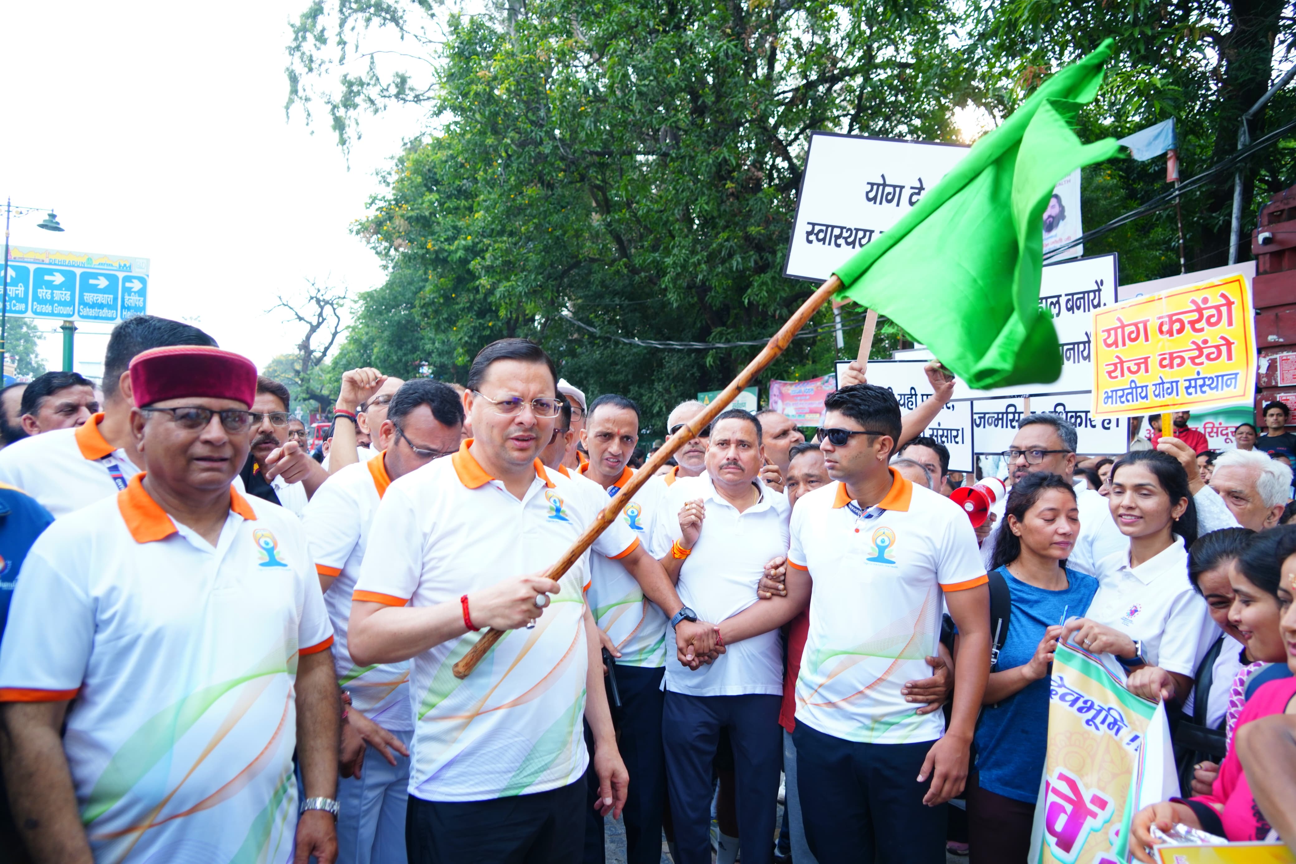 रन फॉर योगा पैदल मार्च को हरी झंडी दिखाते सीएम धामी। रन फॉर योगा पैदल मार्च को हरी झंडी दिखाते सीएम धामी।