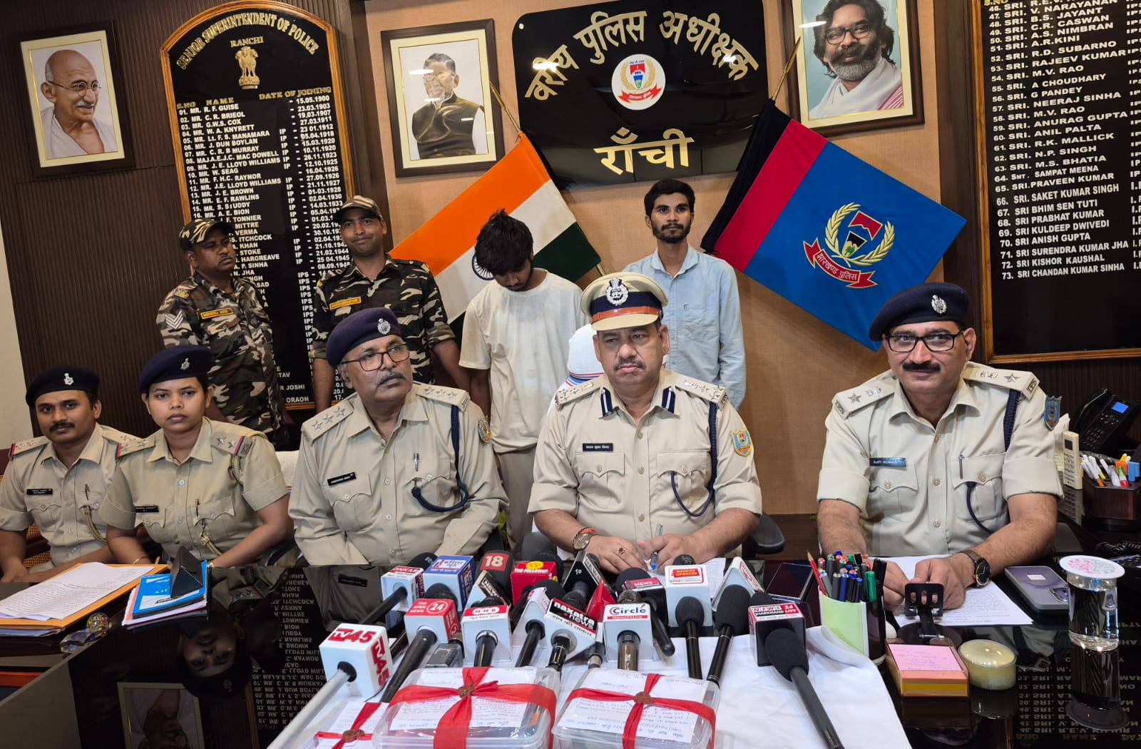 प्रेस कॉन्फ्रेंस करते डीआईजी सह एसएसपी प्रेस कॉन्फ्रेंस करते डीआईजी सह एसएसपी
