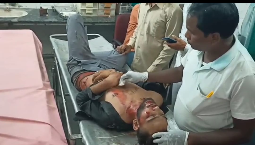 घायल युवक घायल युवक