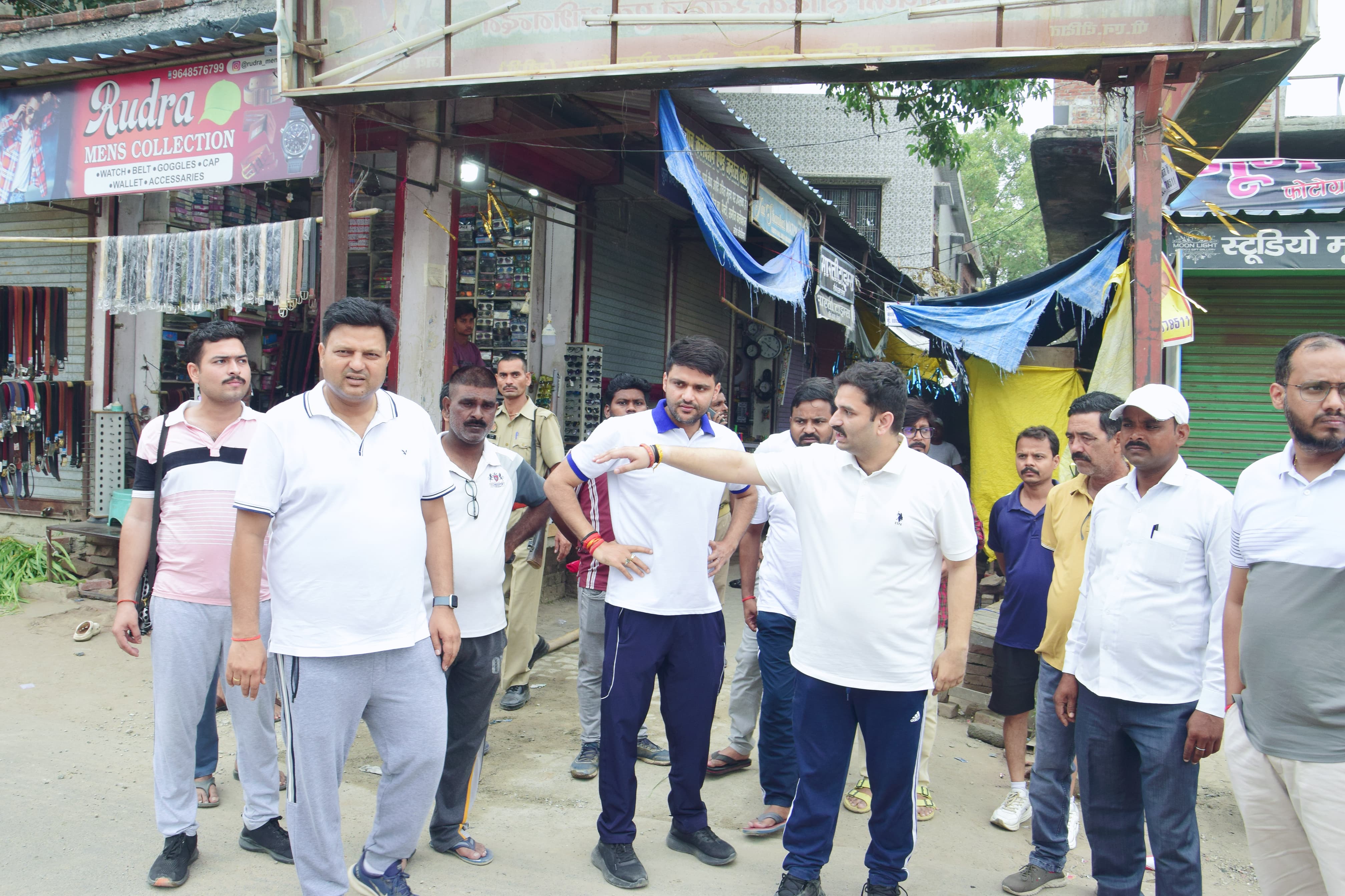 निरीक्षण करते विधायक अमन गिरी व सीडीओ अभिषेक कुमार निरीक्षण करते विधायक अमन गिरी व सीडीओ अभिषेक कुमार