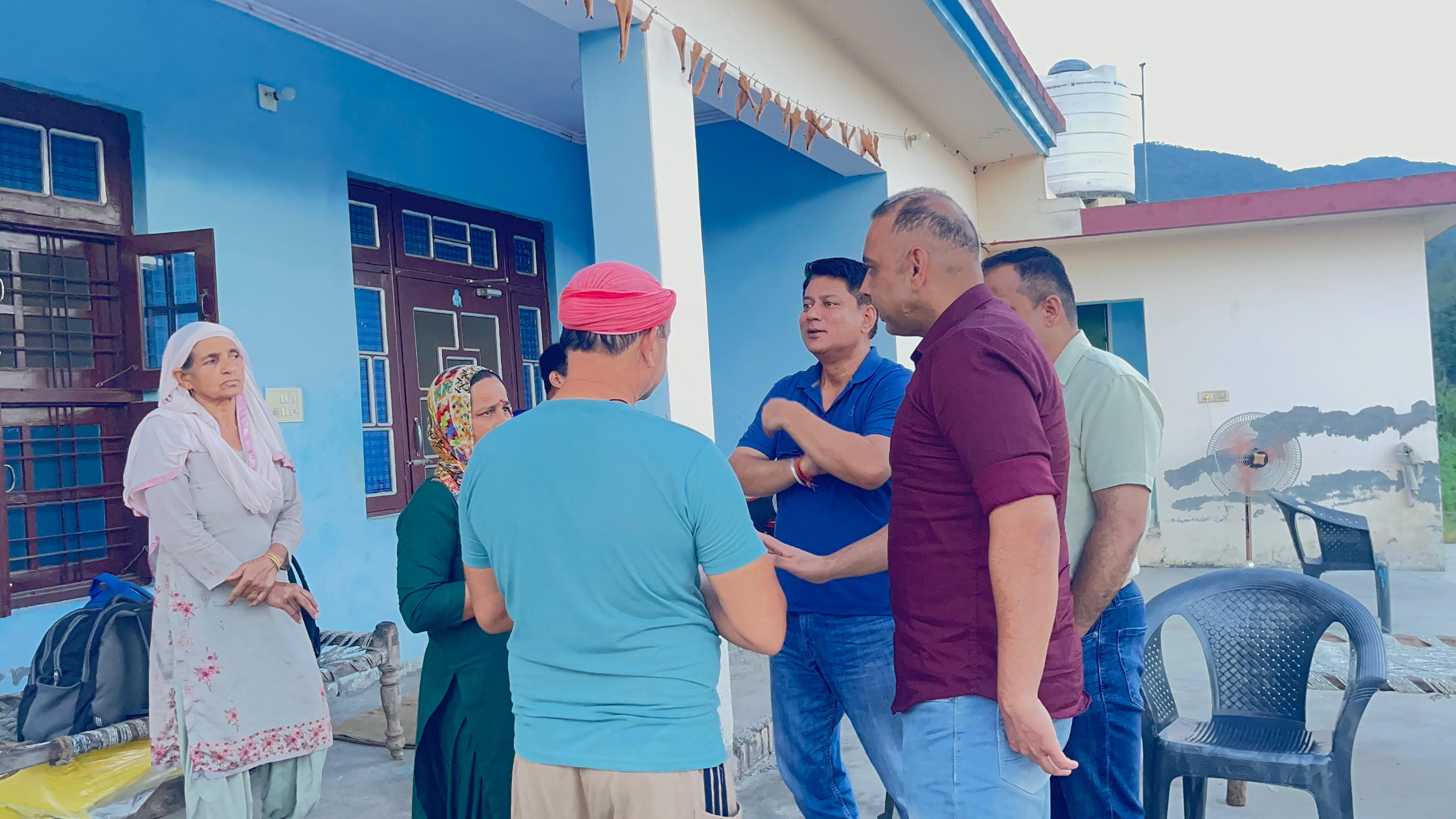 पुलिस अधीक्षक सिरमौर ने माजरा क्षेत्र में लिया कानून व्यवस्था का जायजा पुलिस अधीक्षक सिरमौर ने माजरा क्षेत्र में लिया कानून व्यवस्था का जायजा