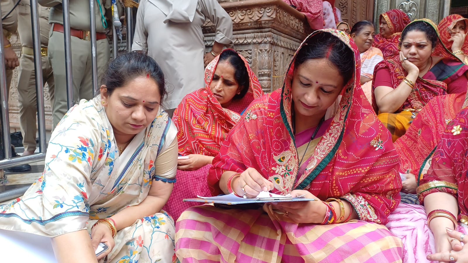 खून से पत्र लिखती गाेस्वामी महिलाएं खून से पत्र लिखती गाेस्वामी महिलाएं