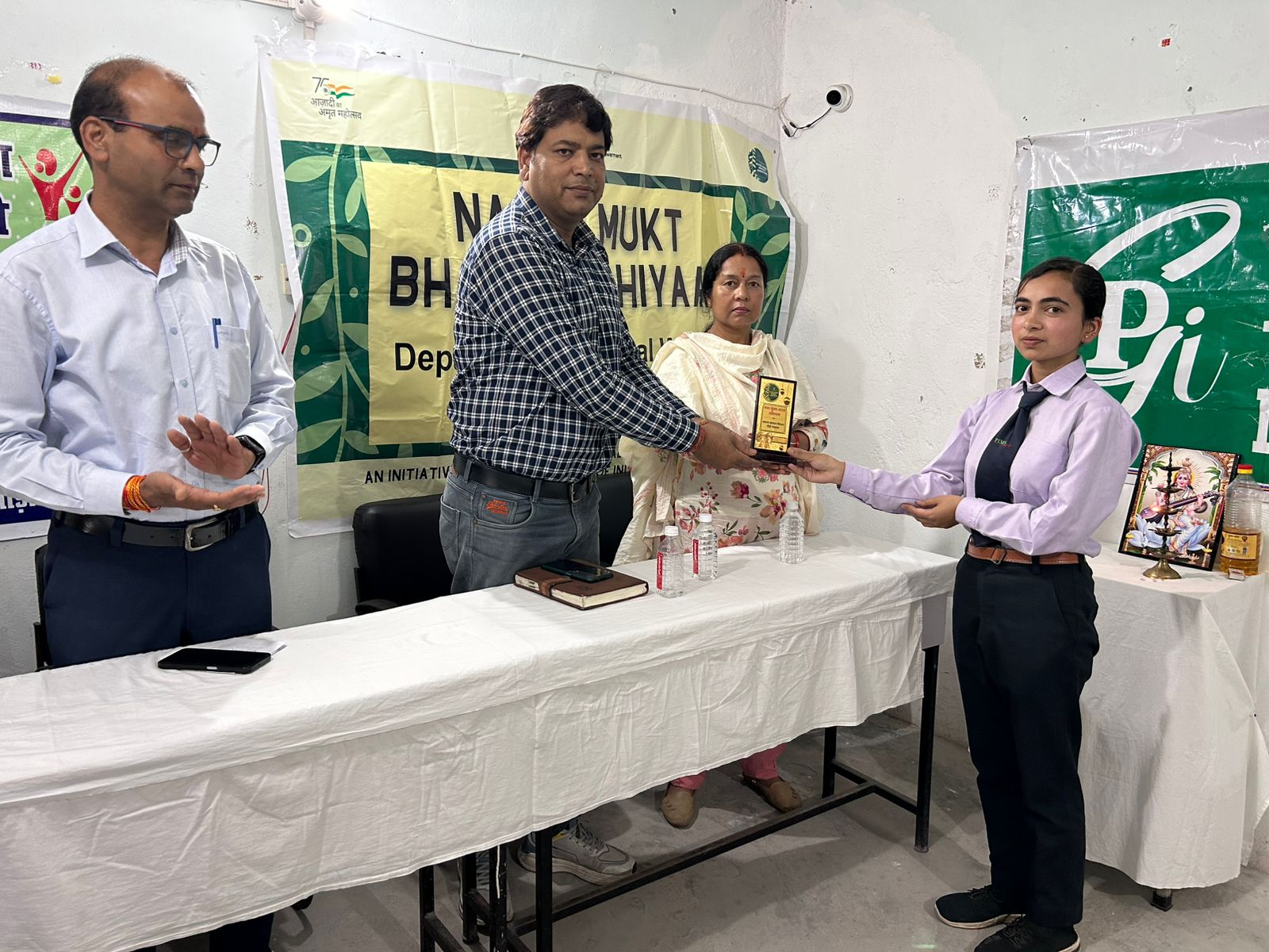 प्रतिभागियों को पुरस्कार देते अतिथि प्रतिभागियों को पुरस्कार देते अतिथि