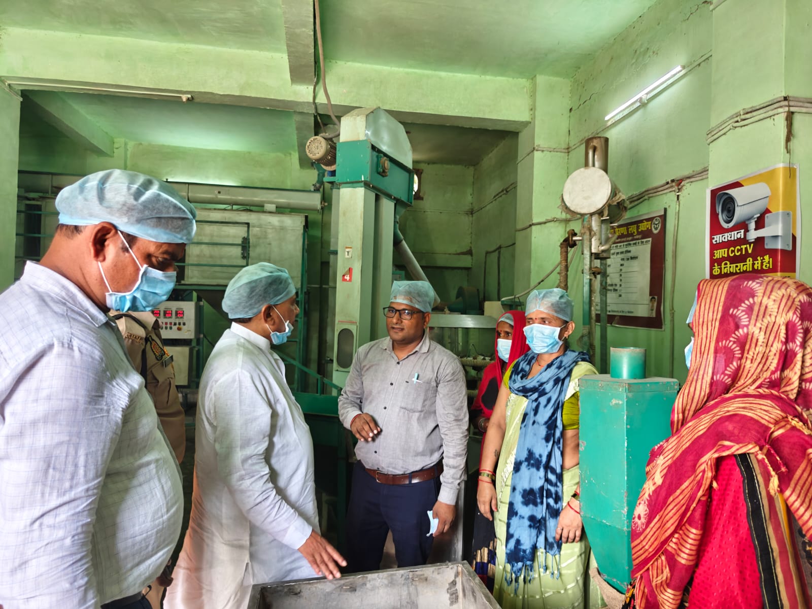 पुष्टाहार निर्माण केन्द्र का निरीक्षण करते विधायक राजेन्द्र सिंह पटेल पुष्टाहार निर्माण केन्द्र का निरीक्षण करते विधायक राजेन्द्र सिंह पटेल