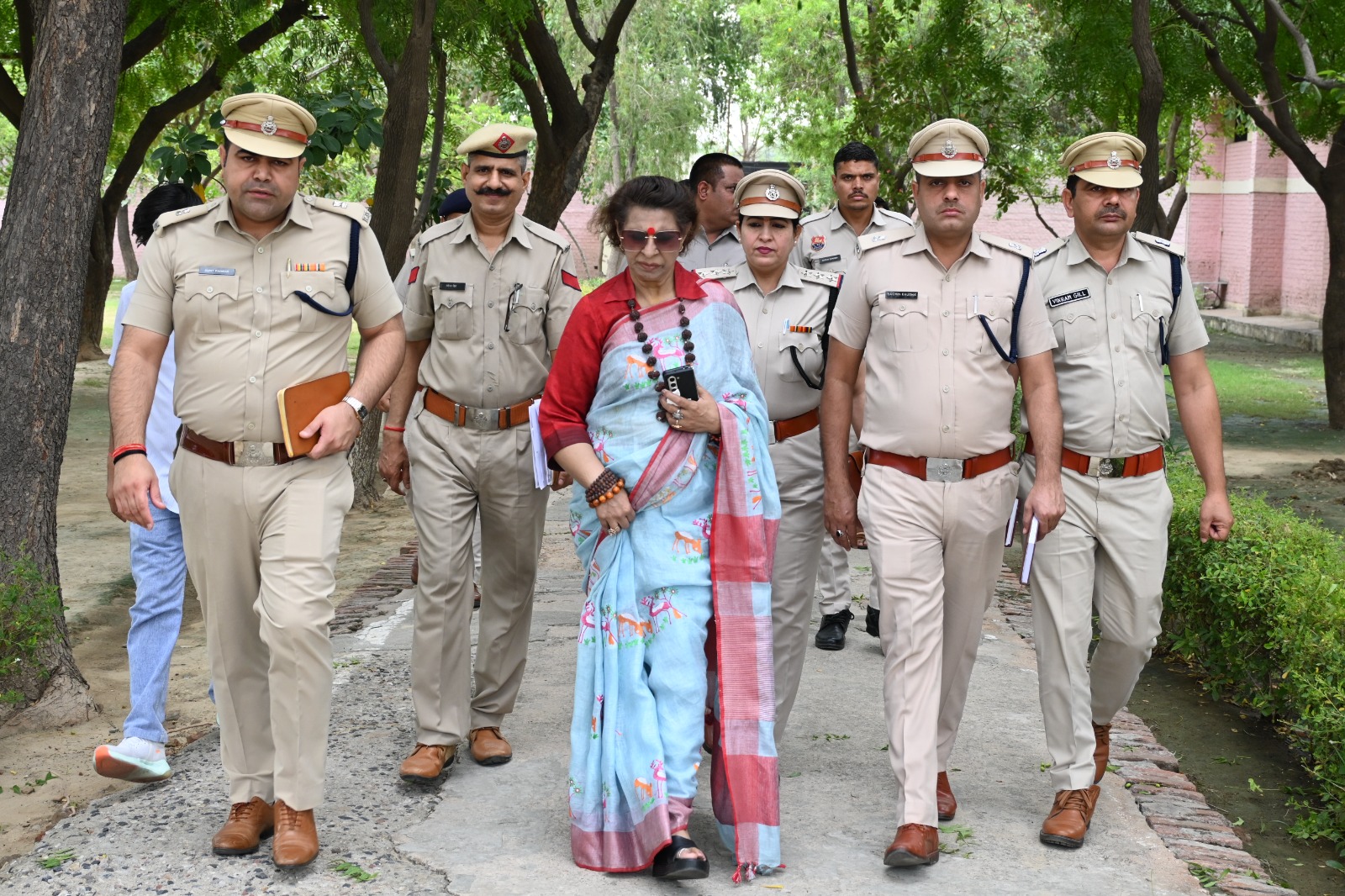 जिला कारागार का निरीक्षण करती महिला आयोग की चेयरपर्सन रेणु भाटिया