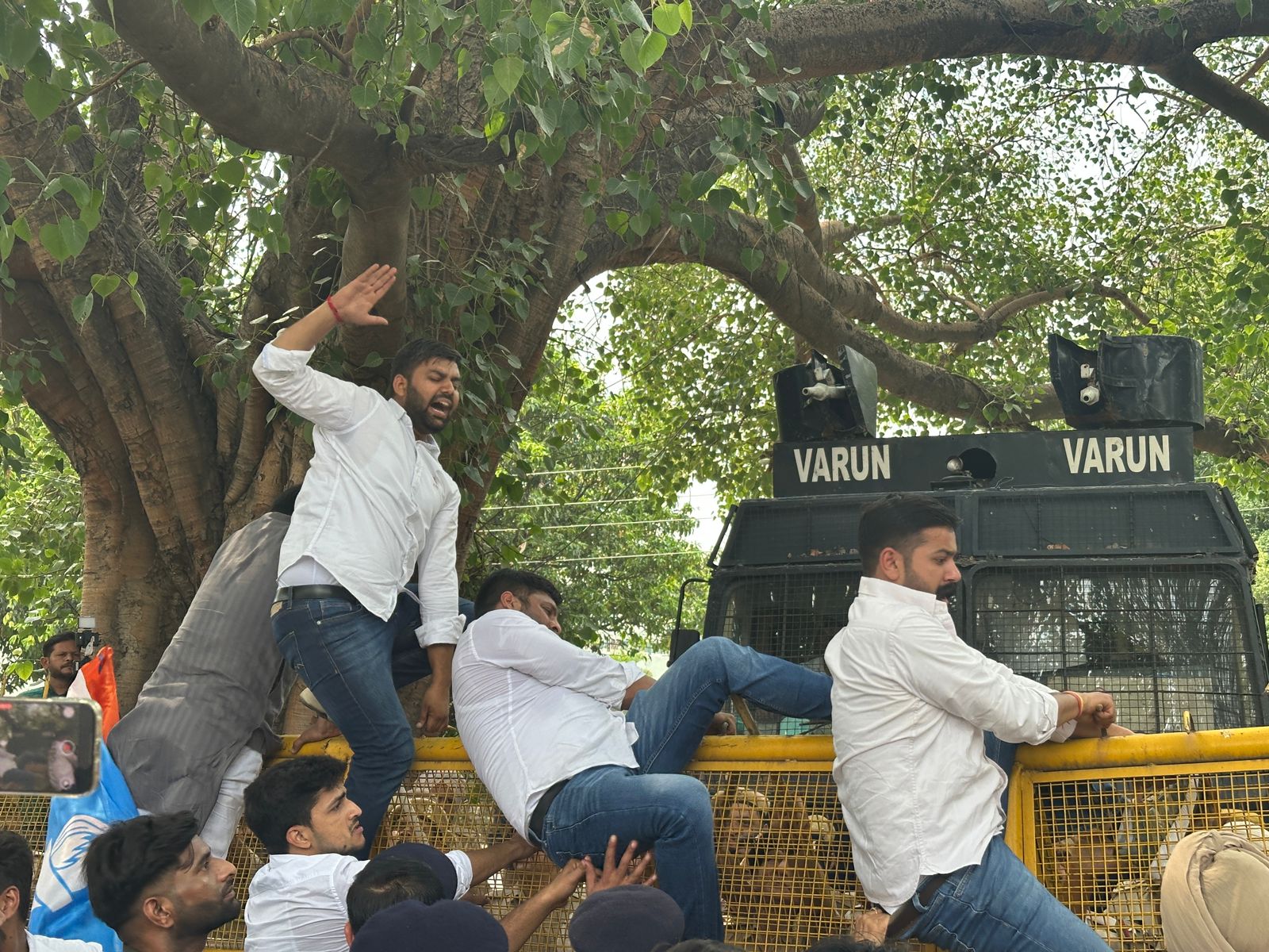 चंडीगढ़ में विराेध प्रदर्शन करते एनएसयूआई कार्यकर्ता चंडीगढ़ में विराेध प्रदर्शन करते एनएसयूआई कार्यकर्ता