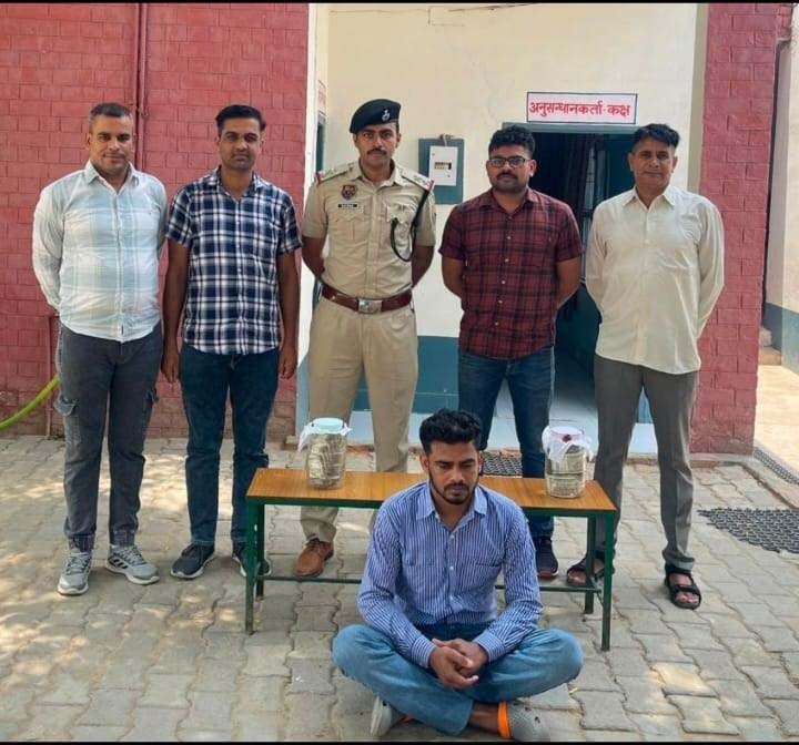 पुलिस गिरफ्त में आरोपित। पुलिस गिरफ्त में आरोपित।