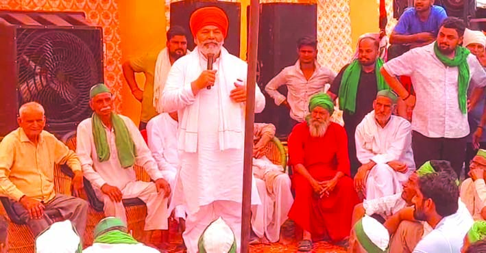 किसान सम्मेलन को संबोधित करते राकेश टिकैत किसान सम्मेलन को संबोधित करते राकेश टिकैत