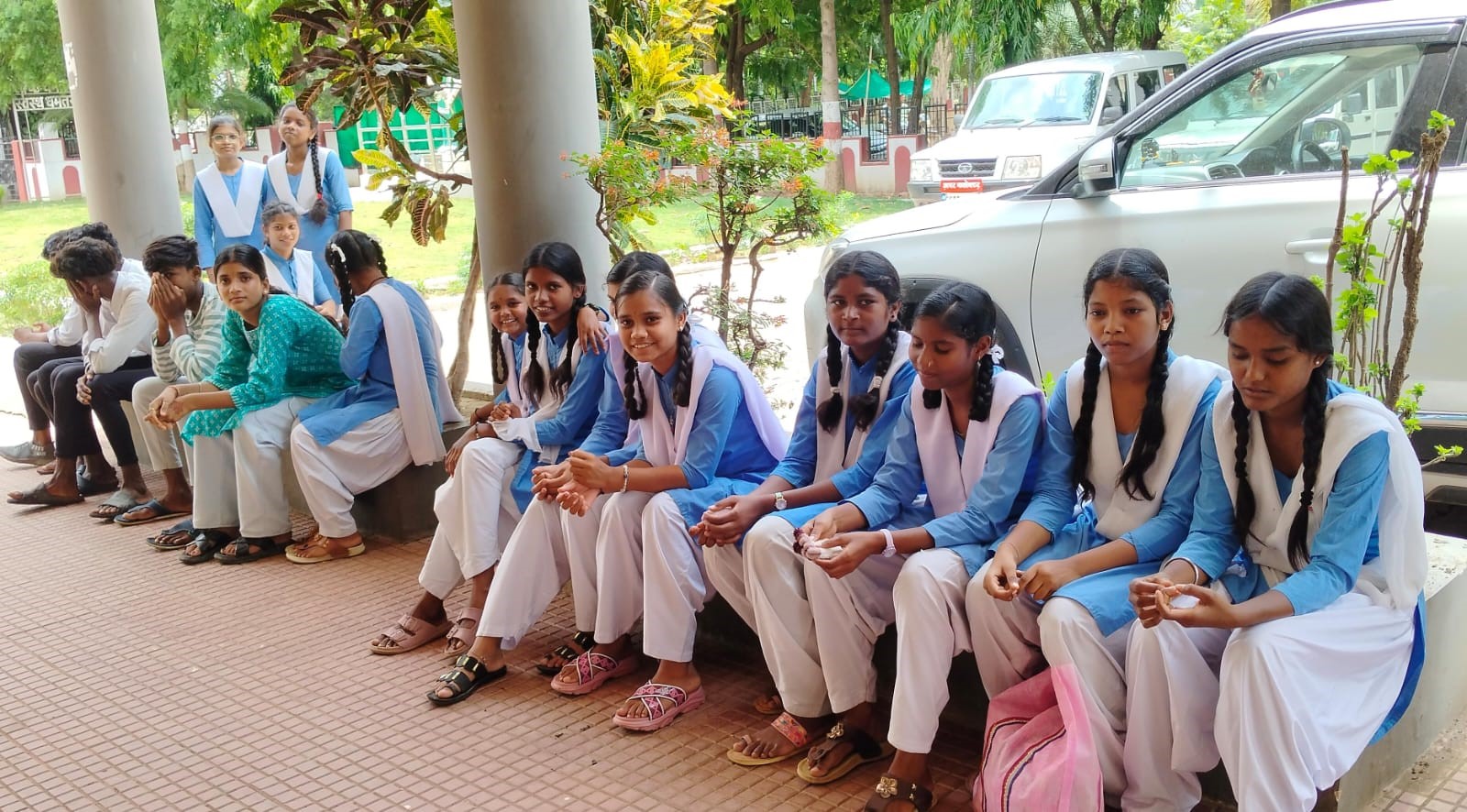 हाई स्कूल भोयना की छात्राएं स्कूल की बजाय कलेक्ट्रेट में हायर सकेंडरी खोलने की मांग को लेकर पहुंची। हाई स्कूल भोयना की छात्राएं स्कूल की बजाय कलेक्ट्रेट में हायर सकेंडरी खोलने की मांग को लेकर पहुंची।