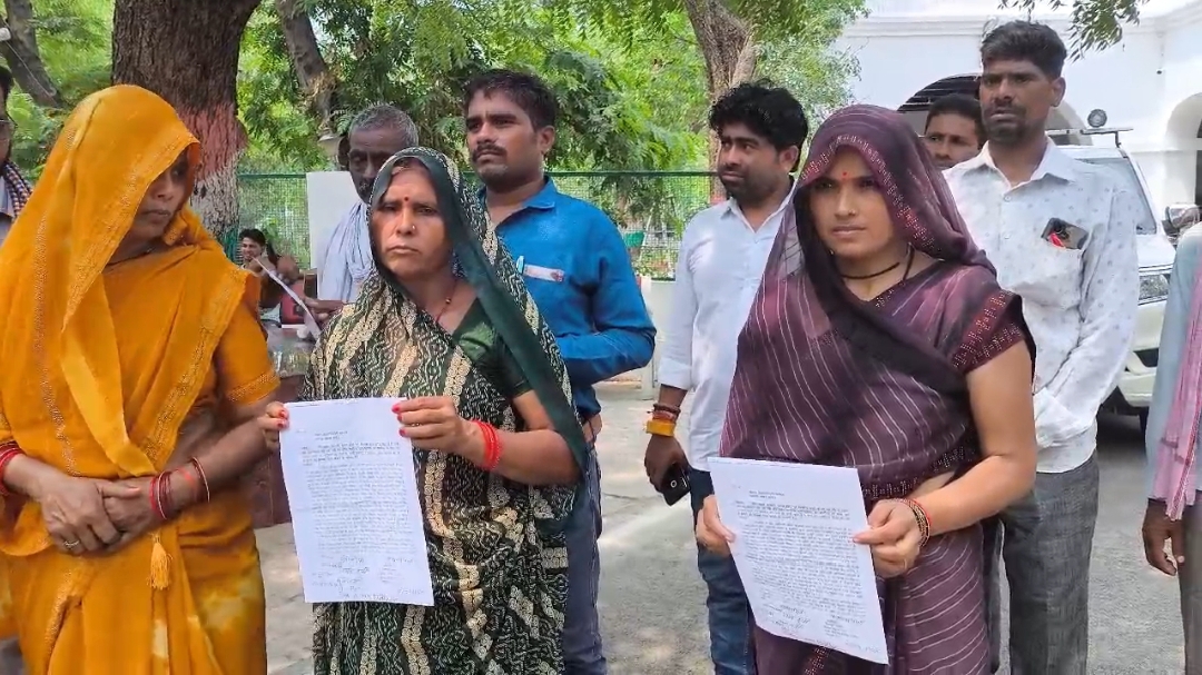 जिलाधिकारी से शिकायत करने पहुंचे ग्रामीण जिलाधिकारी से शिकायत करने पहुंचे ग्रामीण
