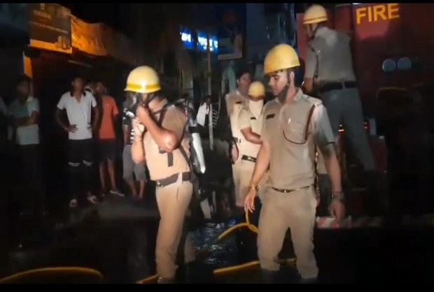 आग बुझाते दमकल कर्मी आग बुझाते दमकल कर्मी