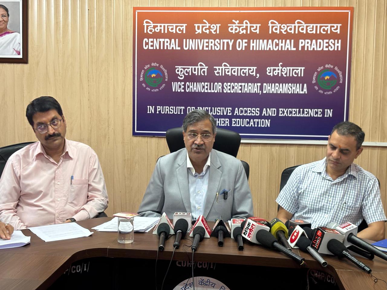 पत्रकार वार्ता को संबोधित करते हुए कुलपति। पत्रकार वार्ता को संबोधित करते हुए कुलपति।