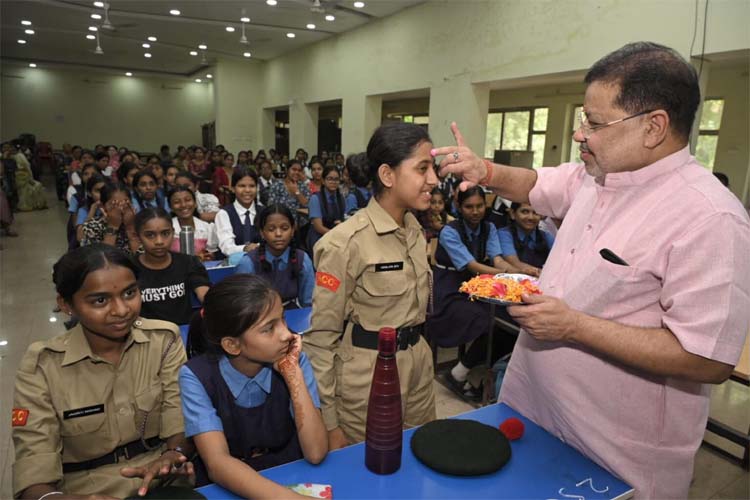शाला प्रवेश उत्सव में तिलक लगाकर बच्चाें का स्वागत करते पूर्व सांसद साेनी शाला प्रवेश उत्सव में तिलक लगाकर बच्चाें का स्वागत करते पूर्व सांसद साेनी