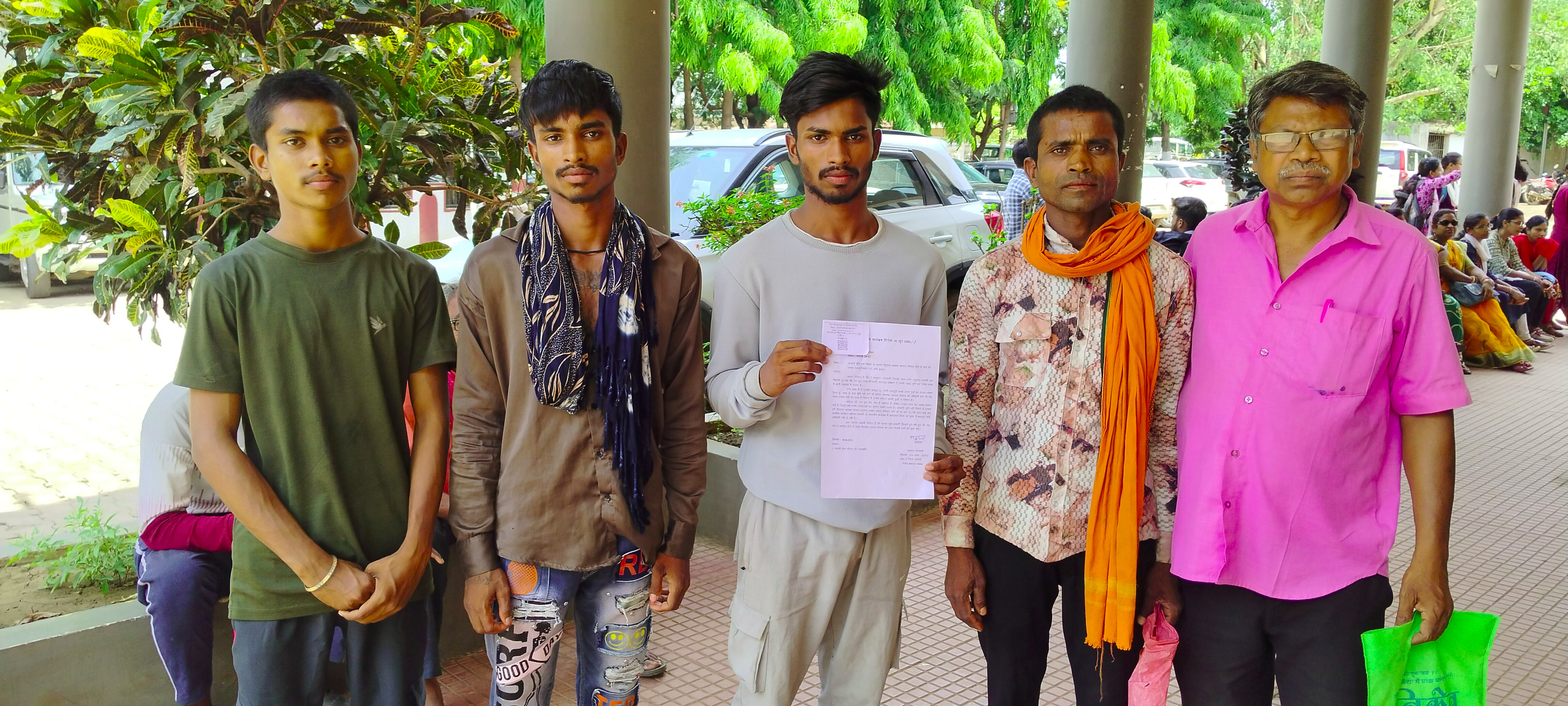कलेट्रेट कार्यालय पहुंचकर सैनिक के परिवार पीएम आवास निर्माण के लिए जगह दिलाने की गुहार लगाते हुए।