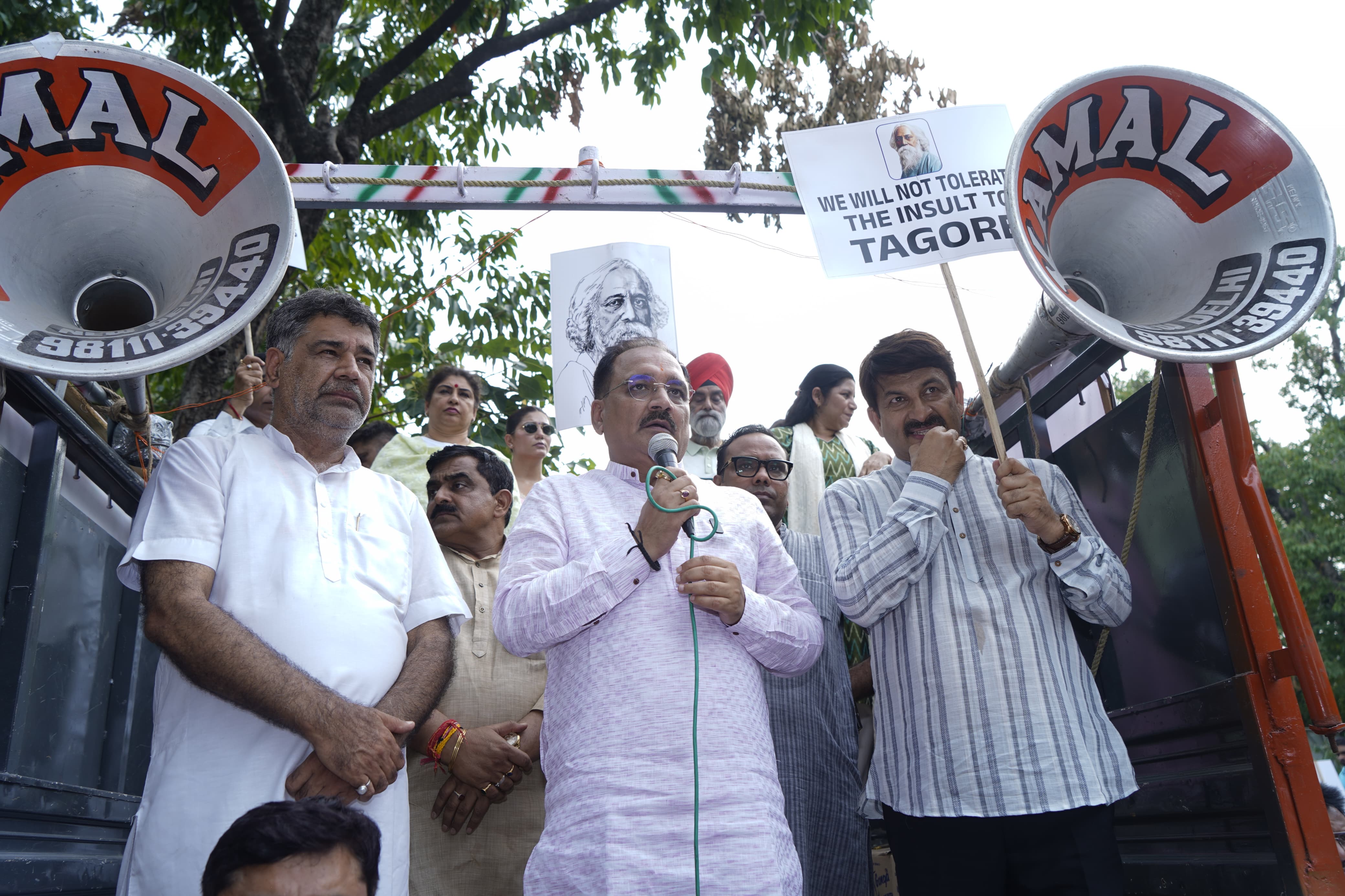 दिल्ली भाजपा प्रदेश अध्यक्ष और सांसद प्रदर्शन करते हुए दिल्ली भाजपा प्रदेश अध्यक्ष और सांसद प्रदर्शन करते हुए
