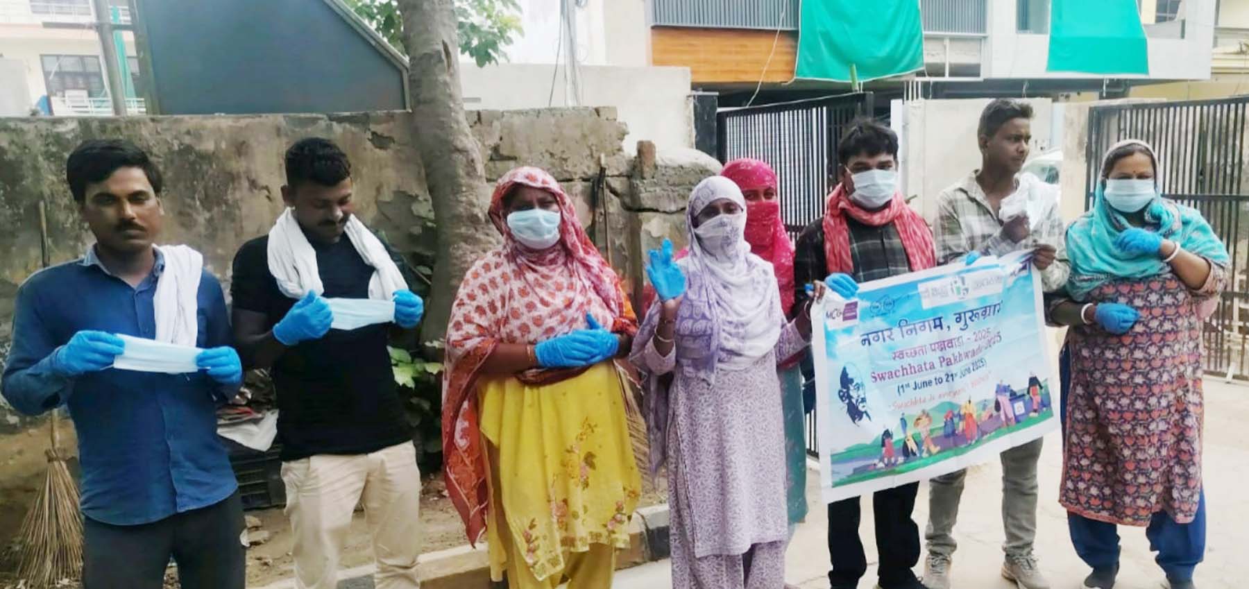 गुरुगाम में सफाई कर्मियों को दिए गए मास्क व दस्ताने। गुरुगाम में सफाई कर्मियों को दिए गए मास्क व दस्ताने।