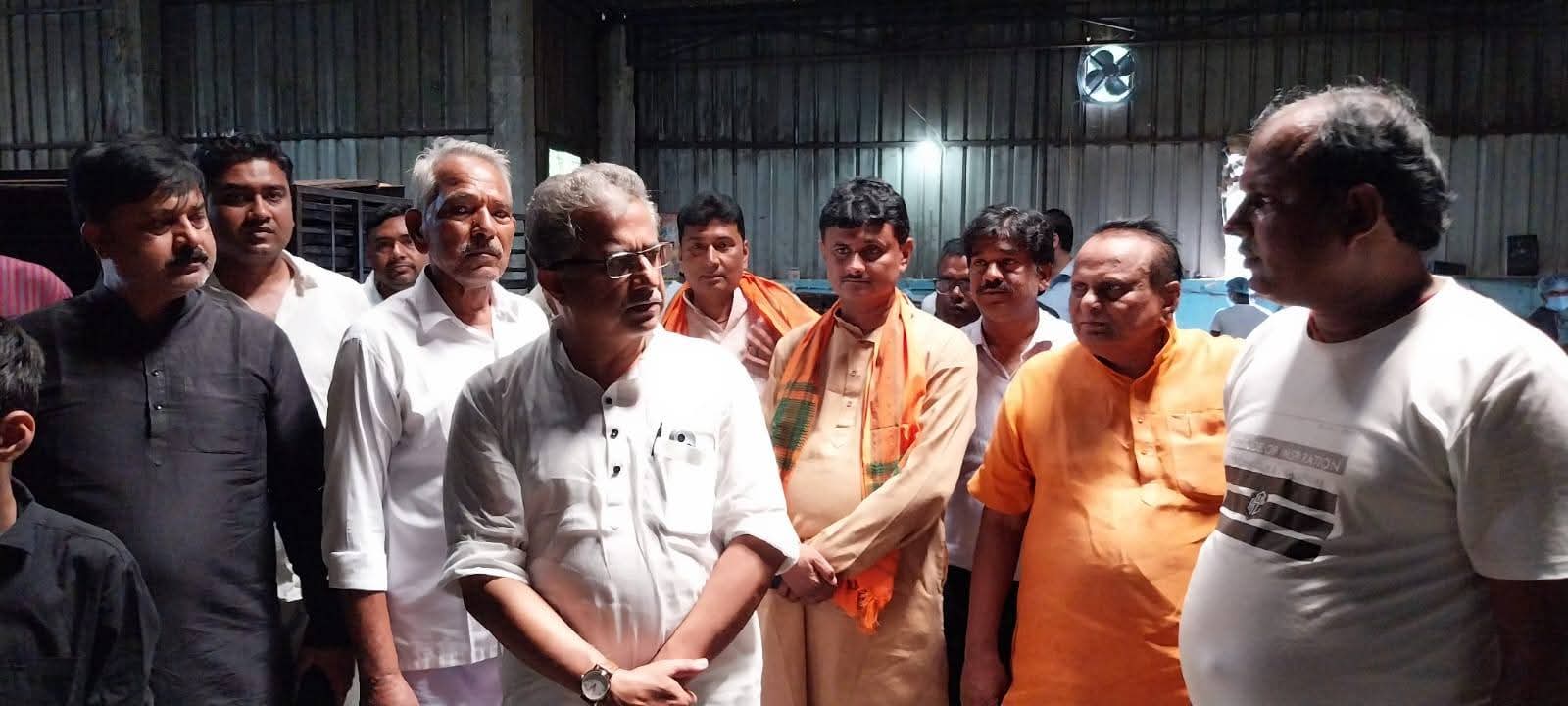 अररिया फोटो:बेकरी का जायजा लेते मंत्री नीतीश मिश्रा अररिया फोटो:बेकरी का जायजा लेते मंत्री नीतीश मिश्रा