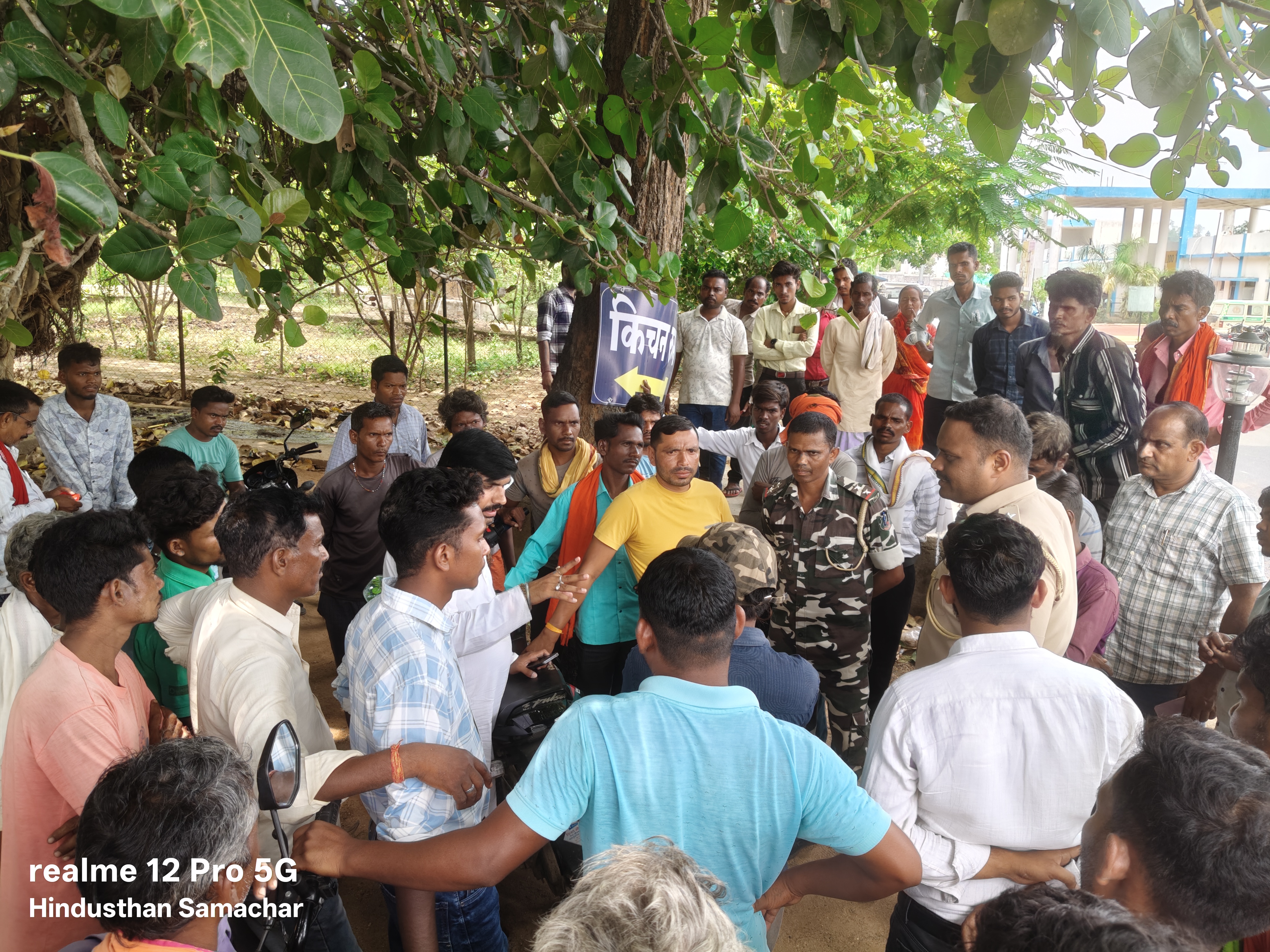 आक्रोशित ग्रामीण। आक्रोशित ग्रामीण।
