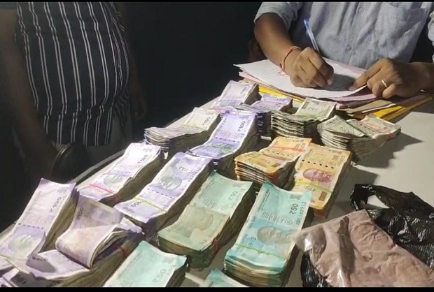 युवक के पास से बरामद 1.50 ग्राम ब्राउन शुगर व लाखों रूपए नकद युवक के पास से बरामद 1.50 ग्राम ब्राउन शुगर व लाखों रूपए नकद