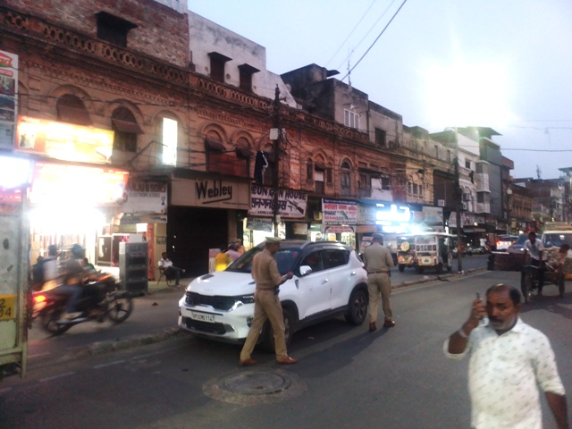 कैसरबाग—बांसमंडी मार्ग पर वाहन ​पार्किंग मामले में वाहनाें की पडताल करती लखनऊ पुलिस