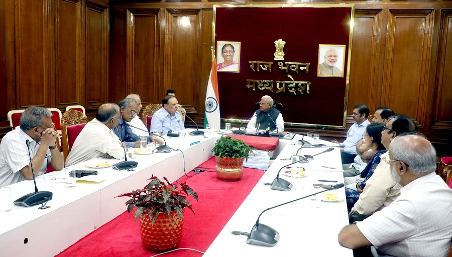 राज्यपाल पटेल से छत्तीसगढ़ में सिकल सेल के अनुभवी चिकित्सक की सौजन्य भेंट राज्यपाल पटेल से छत्तीसगढ़ में सिकल सेल के अनुभवी चिकित्सक की सौजन्य भेंट