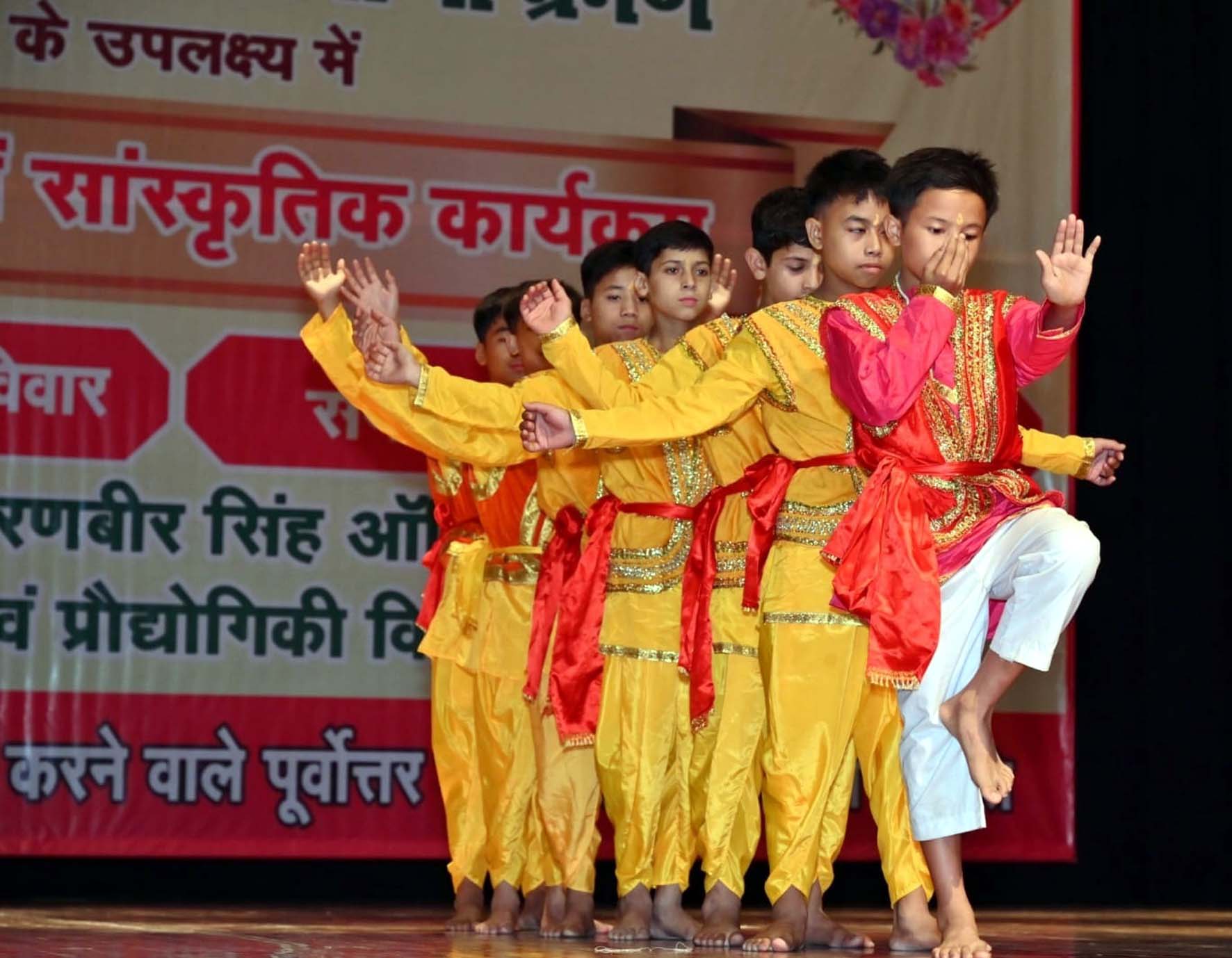 गुजवि में आयोजित वनवासी कल्याण आश्रम के कार्यक्रम में सांस्कृतिक प्रस्तुति देते वनवासी छात्र। गुजवि में आयोजित वनवासी कल्याण आश्रम के कार्यक्रम में सांस्कृतिक प्रस्तुति देते वनवासी छात्र।