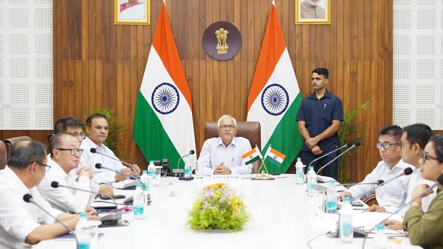 मणिपुरः राजभवन में  कोविड की सीमाक्षा बैठक में हिस्सा लेते राज्यपाल