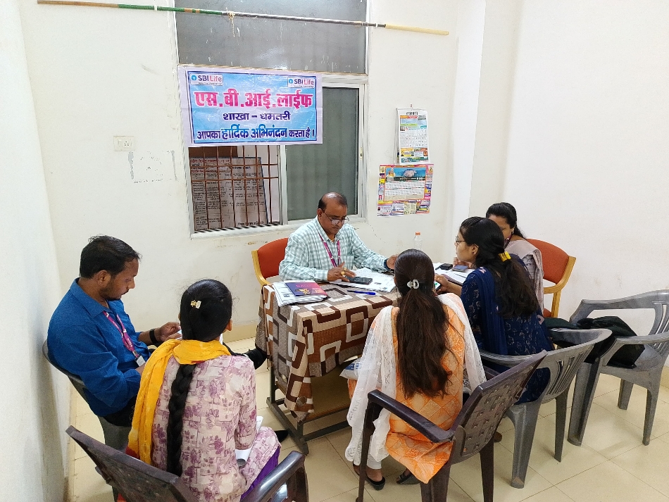 जिला रोजगार कार्यालय में आयोजित प्लेसमेंट कैंप में साक्षात्कार देते हुए बेरोजगार युवा। जिला रोजगार कार्यालय में आयोजित प्लेसमेंट कैंप में साक्षात्कार देते हुए बेरोजगार युवा।