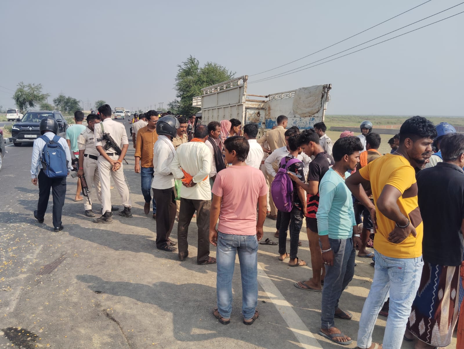 दुर्घटना के बाद लोगों की भीड़ दुर्घटना के बाद लोगों की भीड़