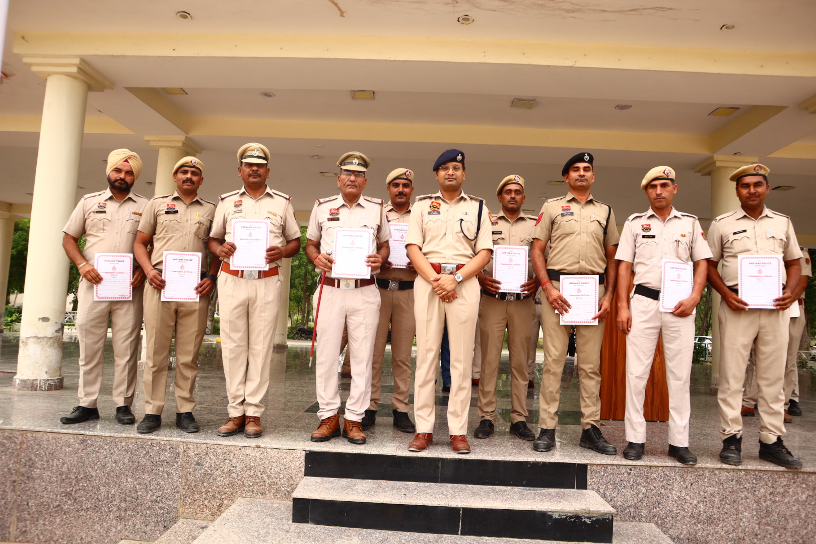 पुलिस कर्मचारियों को सम्मानित करते एसपी डॉ. मयंक गुप्ता। पुलिस कर्मचारियों को सम्मानित करते एसपी डॉ. मयंक गुप्ता।