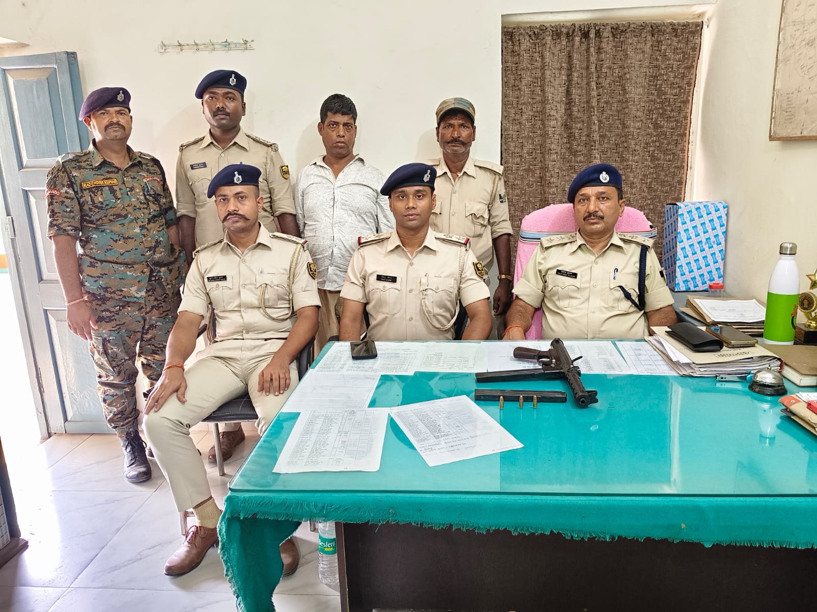 पुलिस टीम के गिरफ्त में अपराधी पुलिस टीम के गिरफ्त में अपराधी